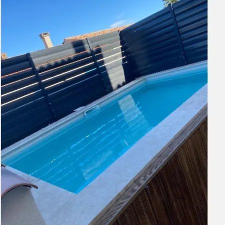 A 200 M Du Bord De *